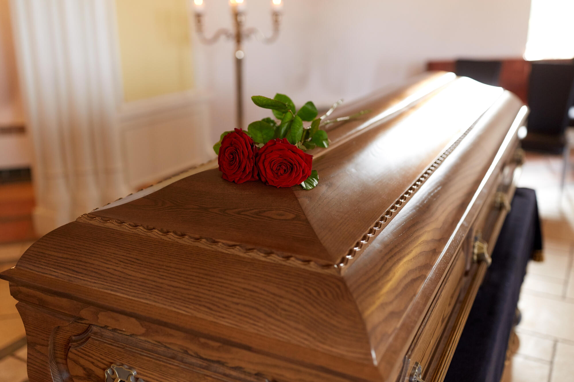 Funeral,And,Mourning,Concept,-,Red,Rose,Flowers,On,Wooden